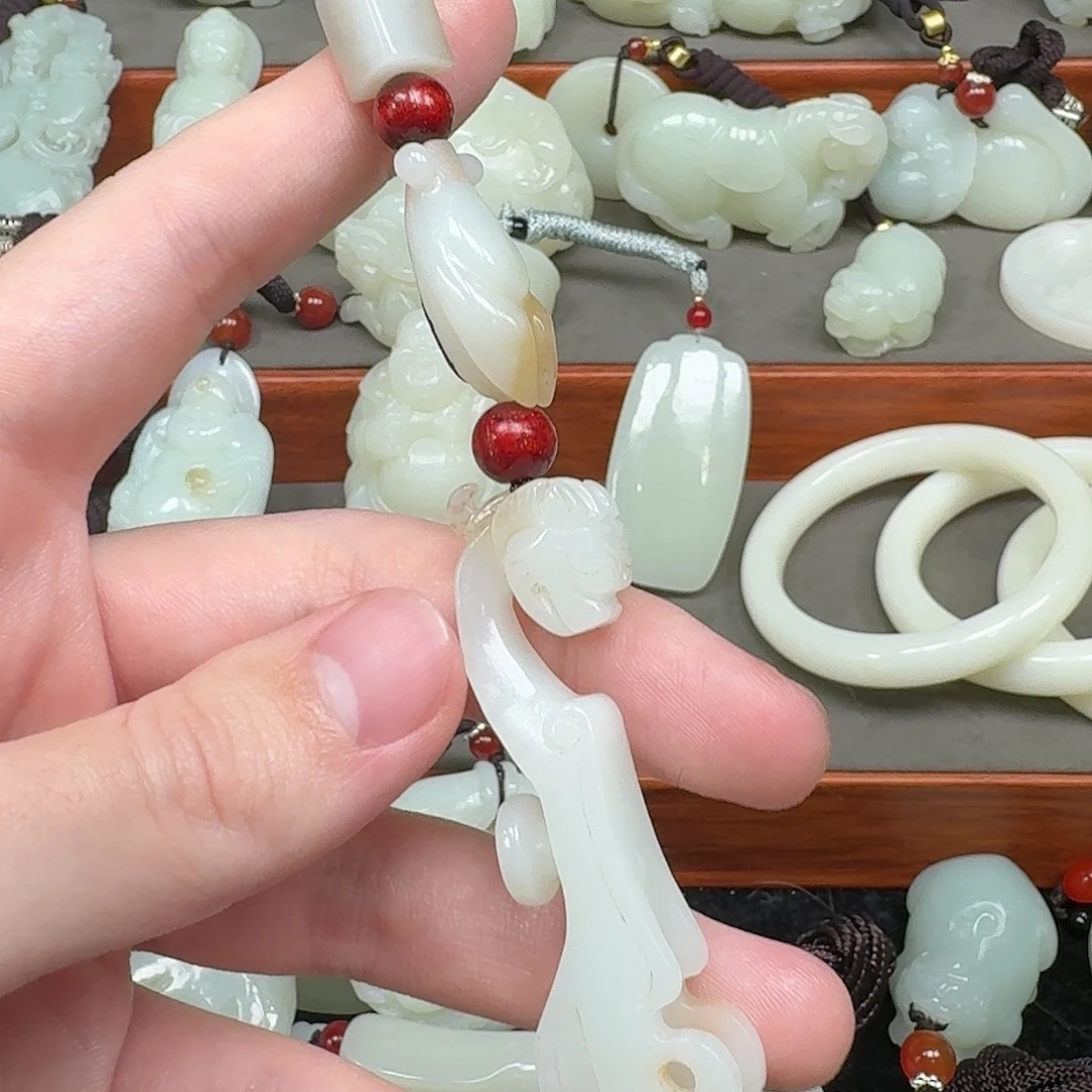 和田玉未镶嵌把件