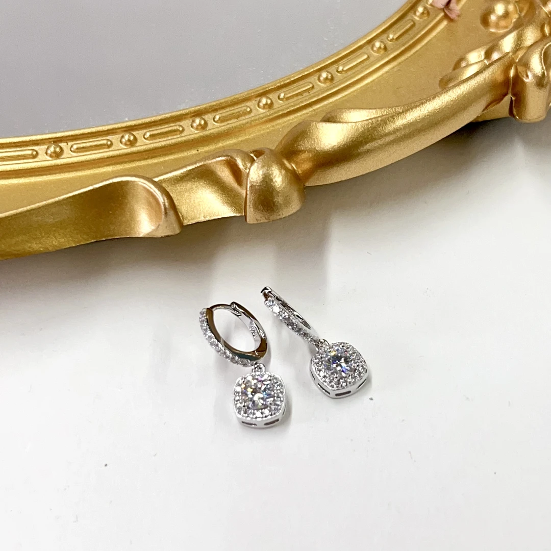 925银耳饰 【小宝珠宝】27 T65513-S925银镶嵌莫桑石方形耳扣