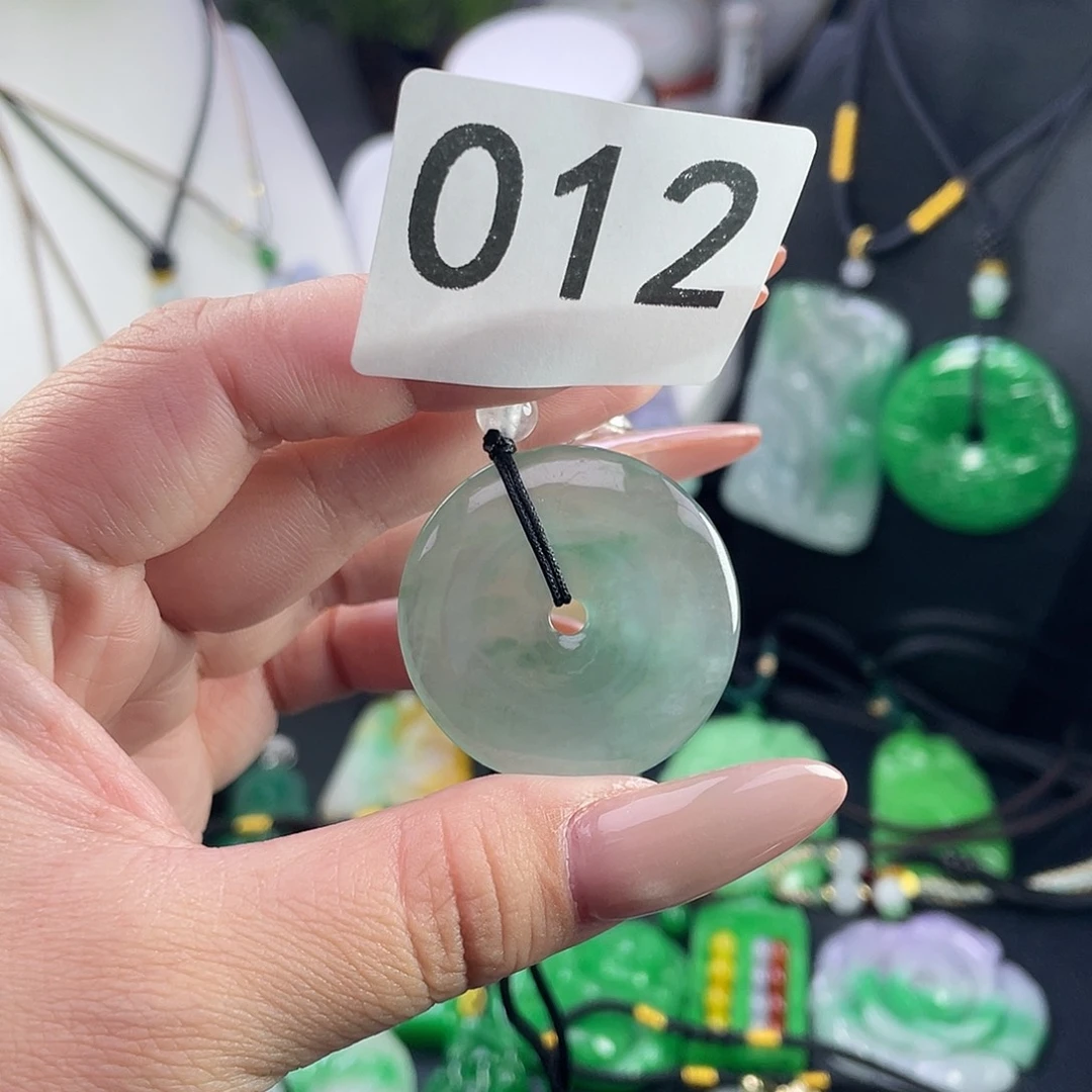 翡翠未镶嵌吊坠(赠链)