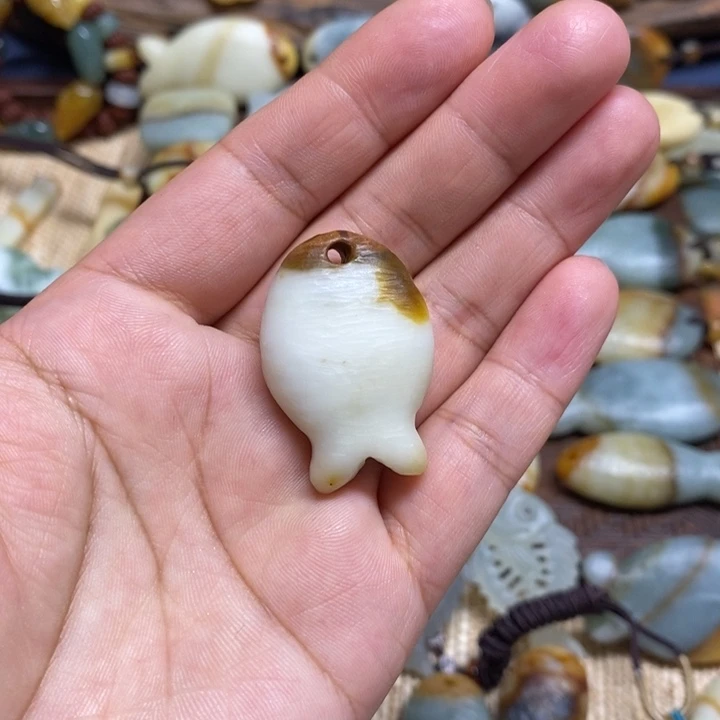 东***哦蛇纹石玉未镶嵌颈饰