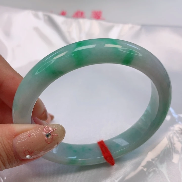 翡翠手镯未镶嵌54圈