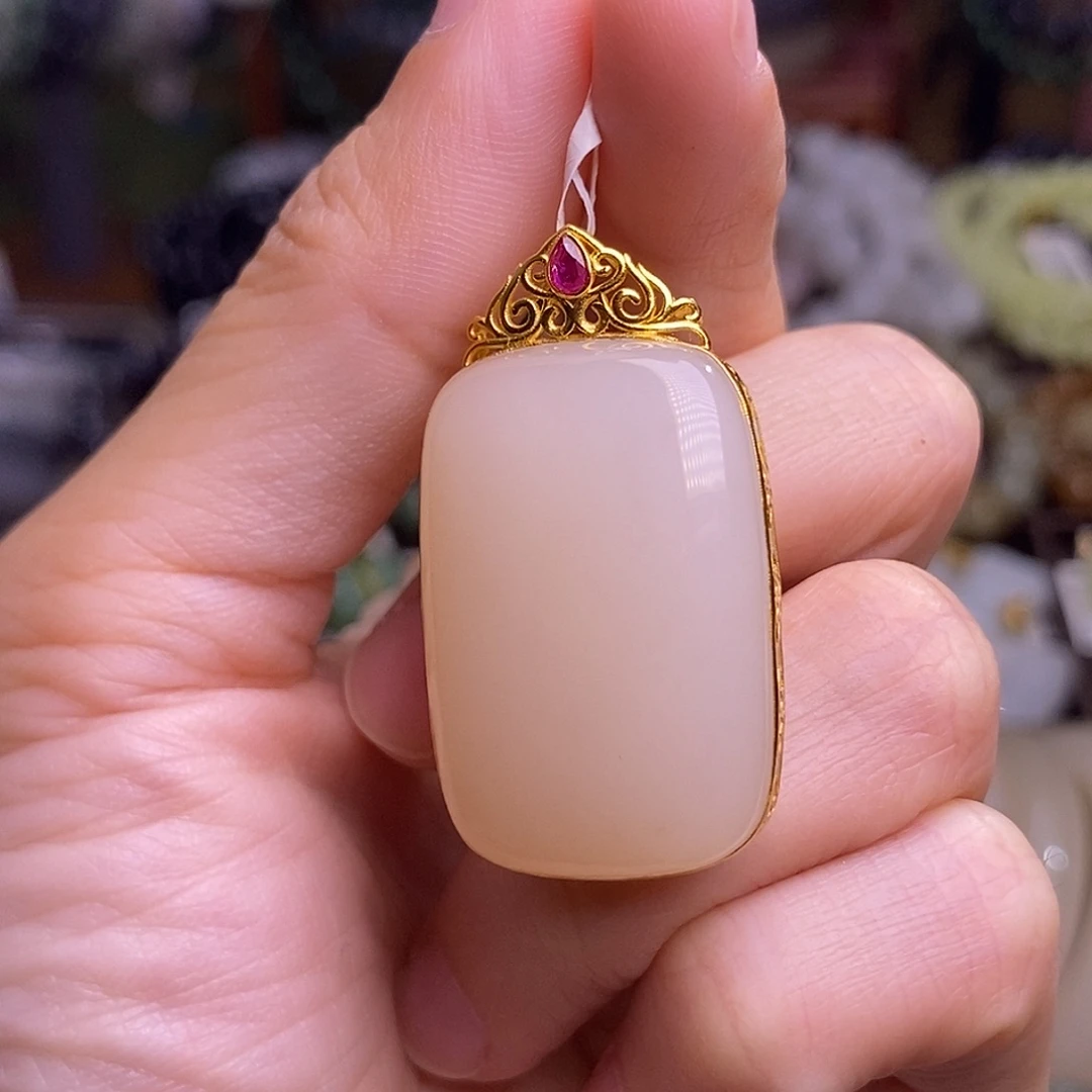 和田玉未镶嵌颈饰熟藕粉无事牌18.K金