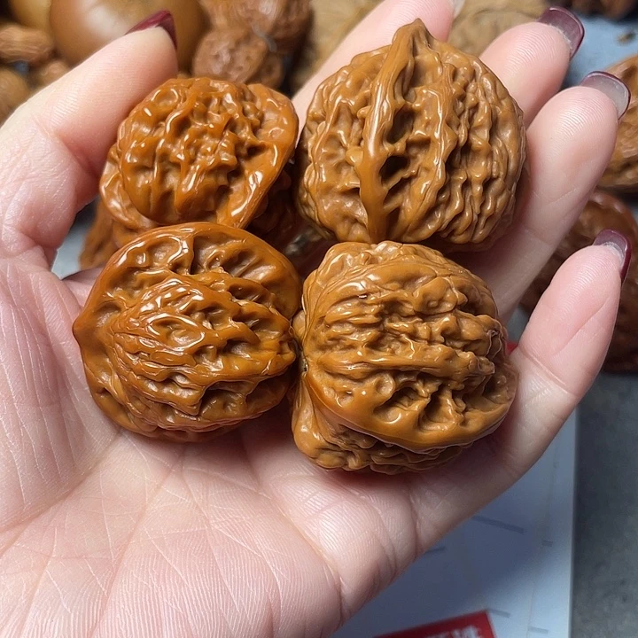 文玩核桃吊坠玉龙