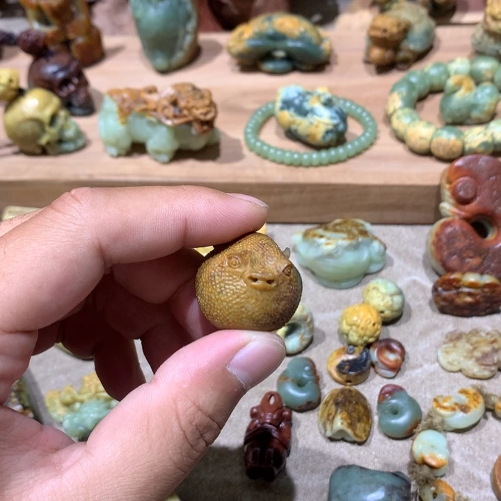 未镶嵌岫岩河磨玉（透闪石质玉）挂件