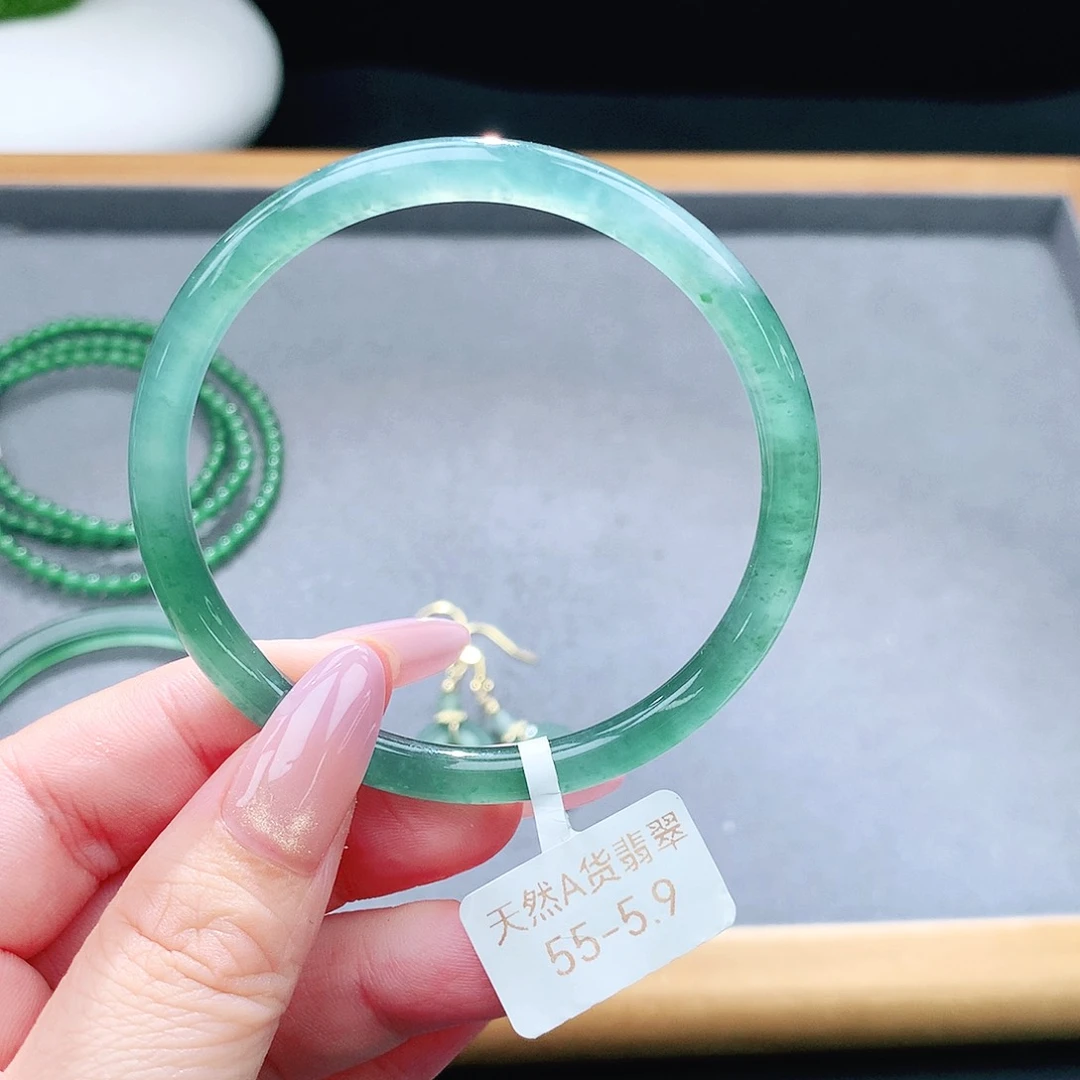 未镶嵌手镯（圆镯）翡翠