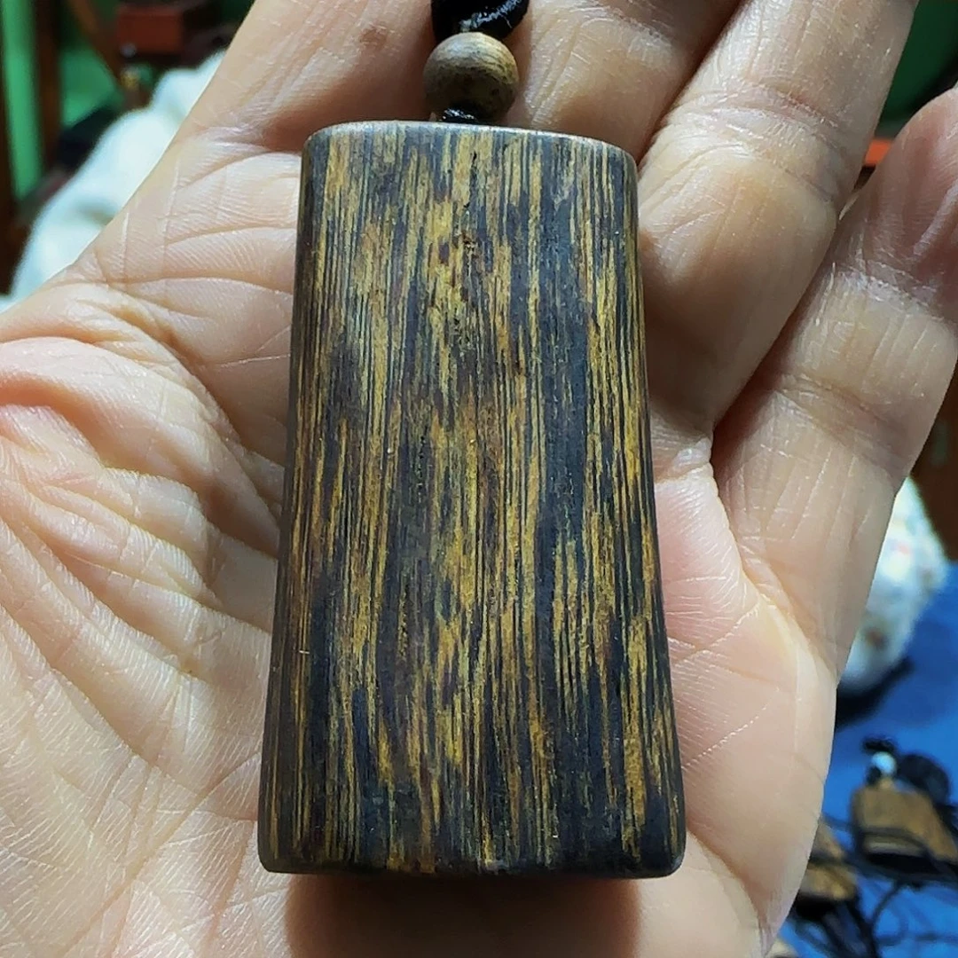 沉香沉香碎屑海南白奇乌身老料带绳11克