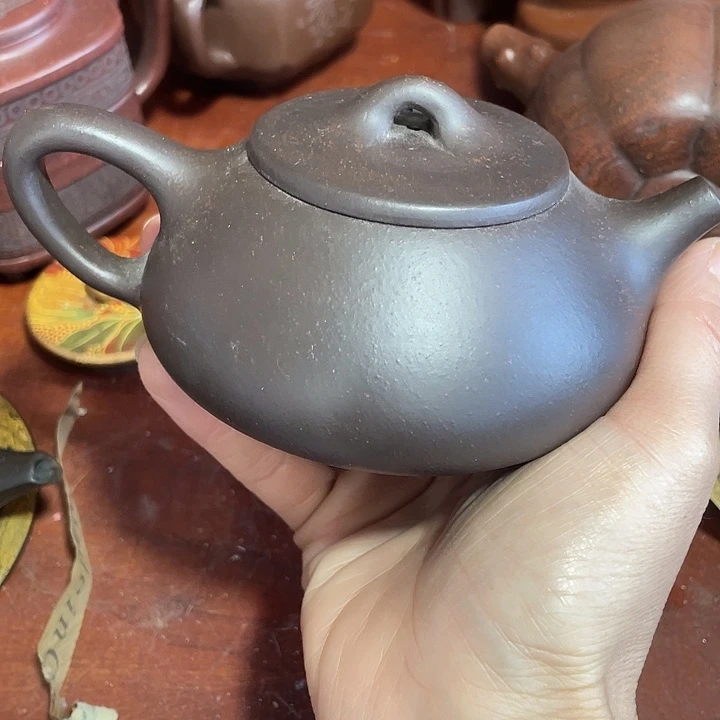 紫砂茶壶矿泥料，手工制作的一把紫砂壶。