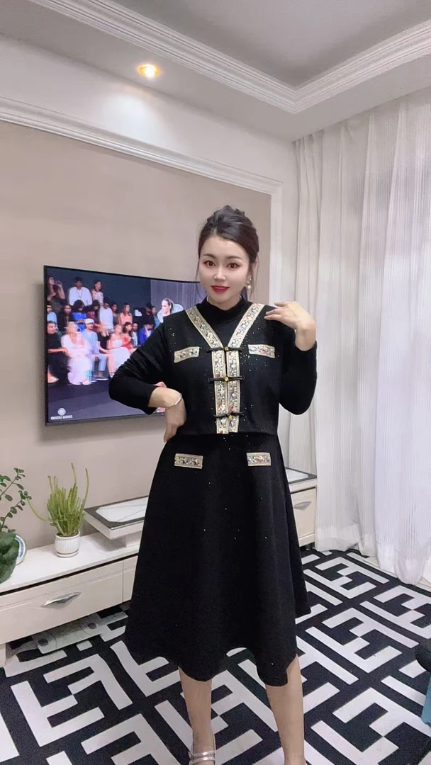 秋冬大码新款时尚气质国风复古盘扣假两件设计精致显瘦连衣裙