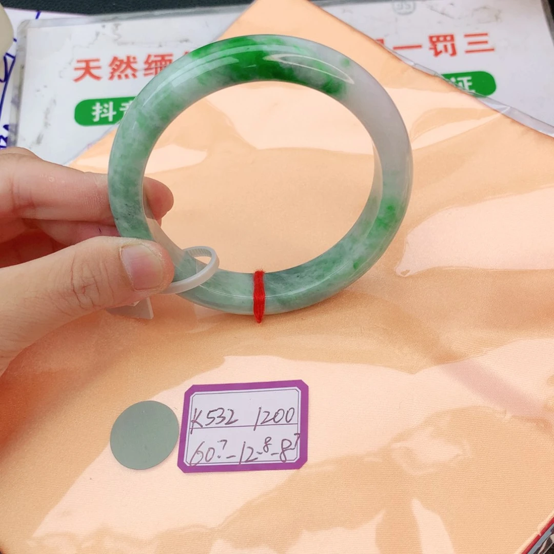 翡翠手镯未镶嵌翡翠