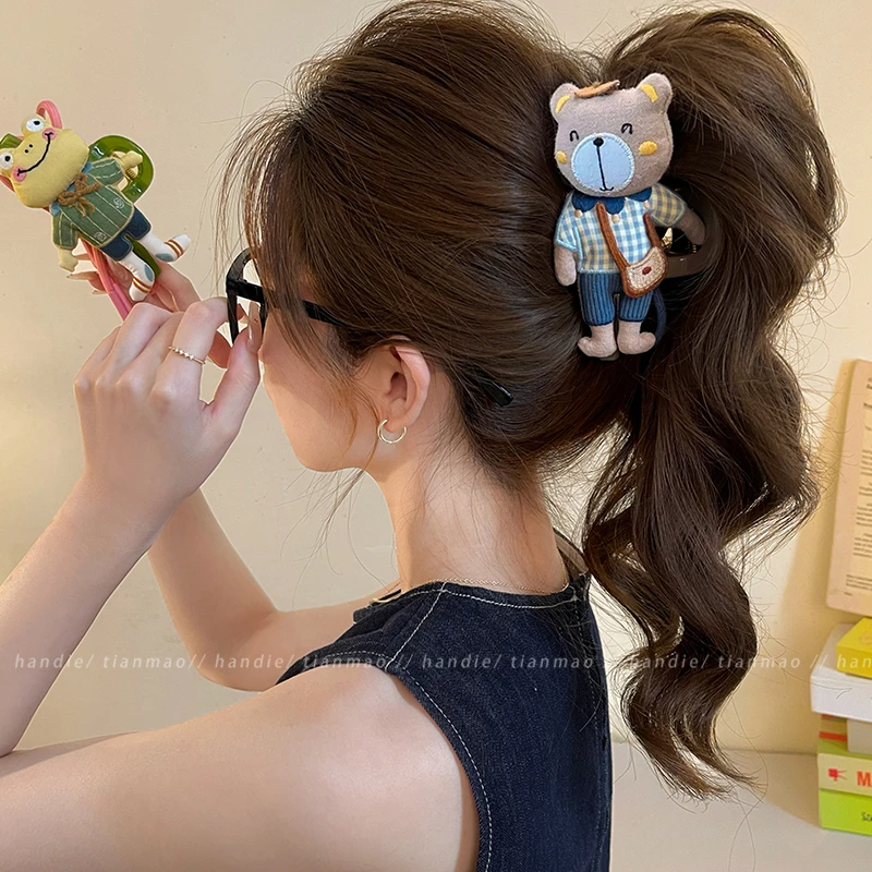卡通玩偶头发抓夹女高级感2025新款可爱后脑勺盘发鲨鱼夹大号发饰