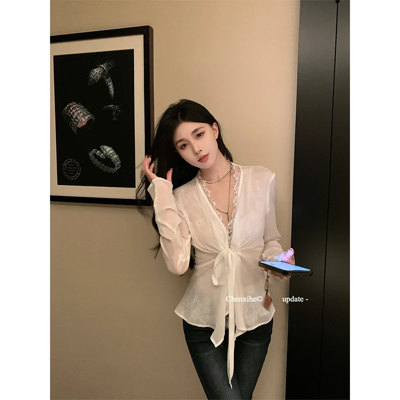 何晨曦 蕾丝拼接绑带V领衬衫女夏季纯欲垂坠感宽松收腰上衣T0916C