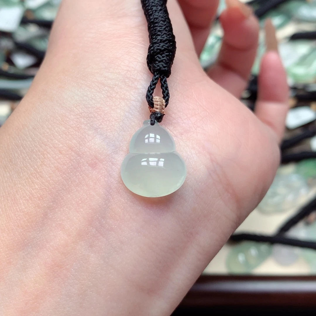 翡翠未镶嵌颈饰葫芦