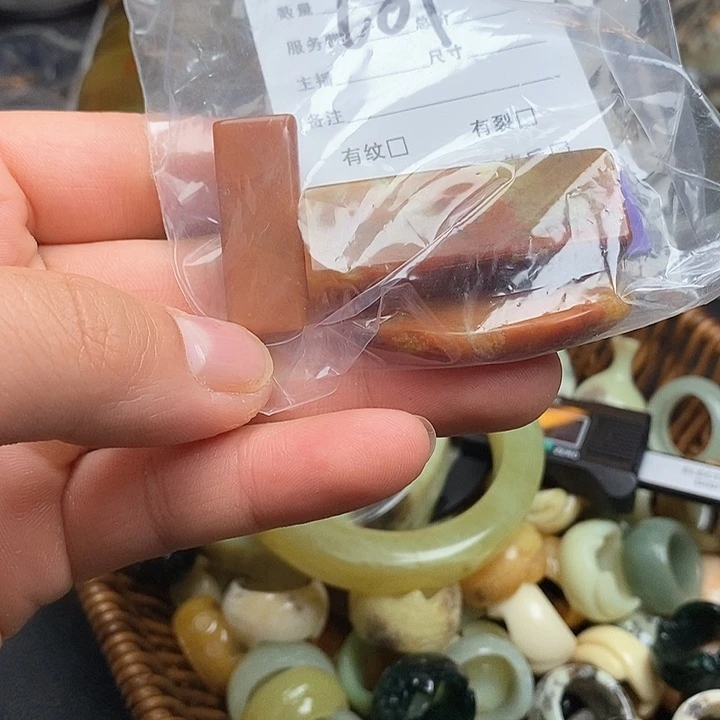 蛇纹石玉颈饰未镶嵌啵*