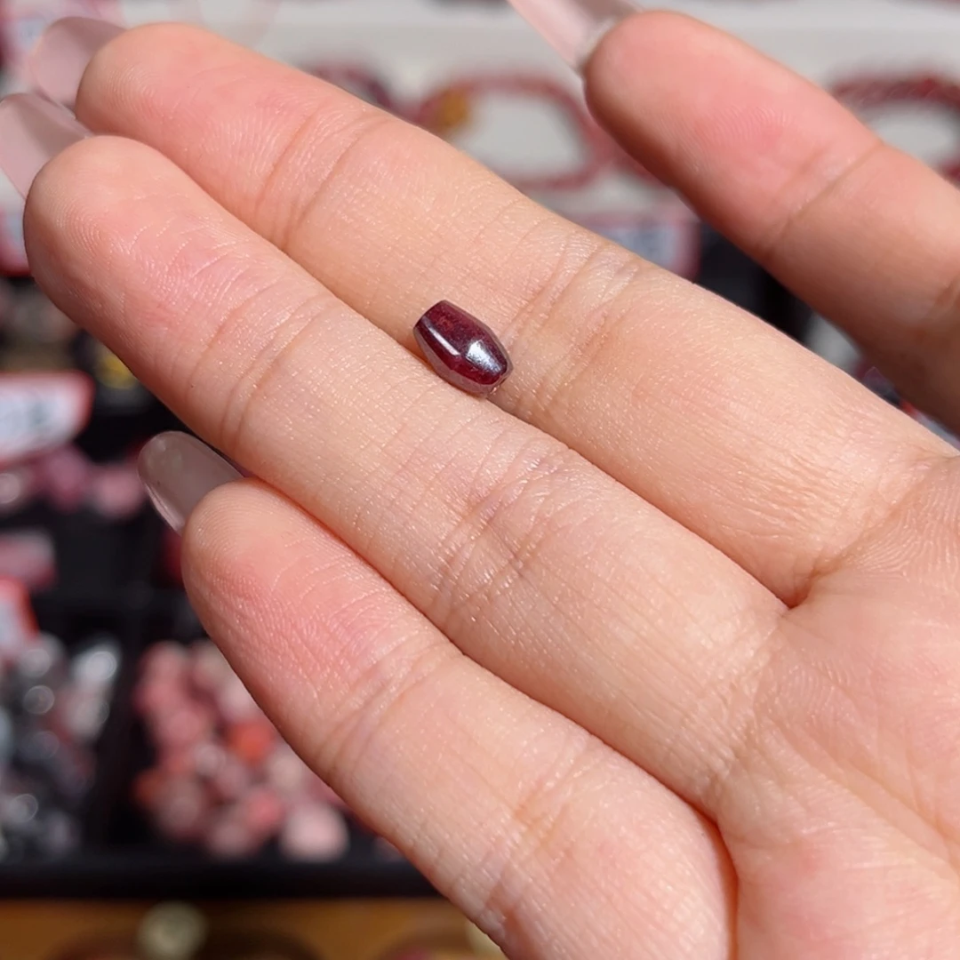 天然辰砂原矿随形全透0.8g可编手绳