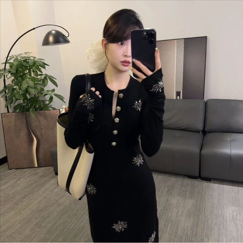 秋季新款亮闪闪烫钻高级感V领长袖黑色连衣裙设计感