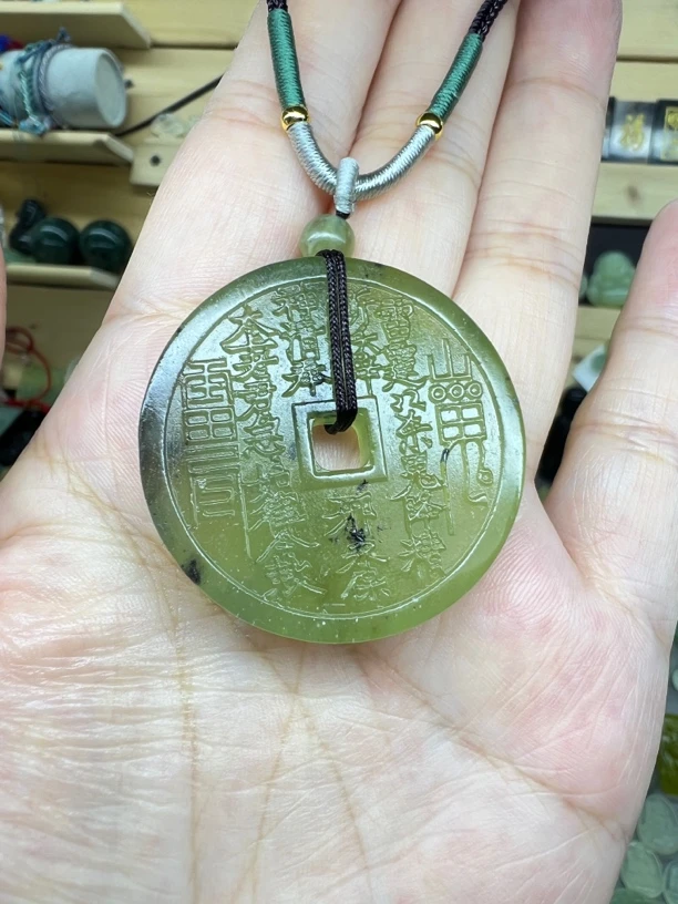 天然岫玉山鬼花钱伏羲八卦吊坠双面圆牌精美