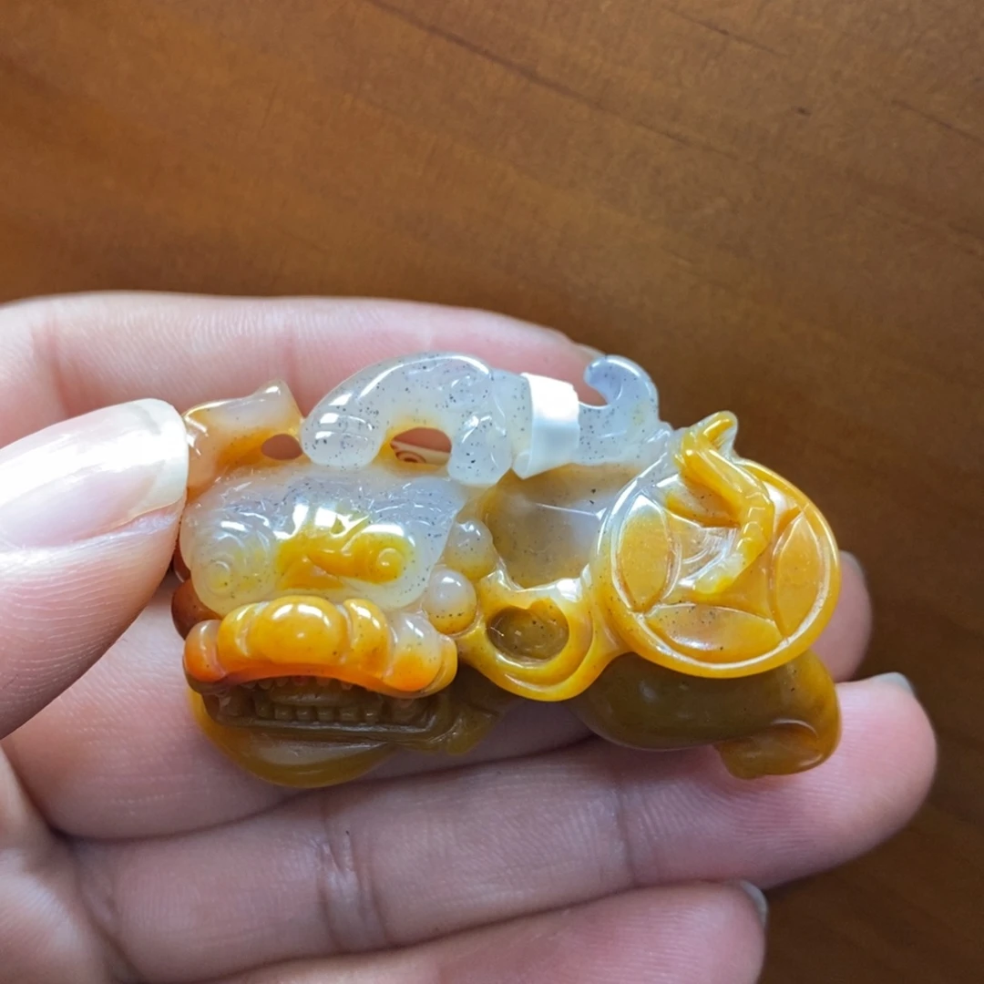 石英质玉（黄龙玉）未镶嵌颈饰