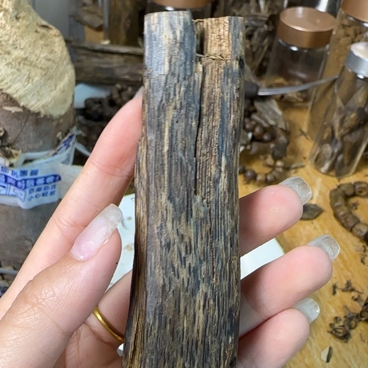 沉香碎屑沉香绿棋蓝宝石虫漏22g