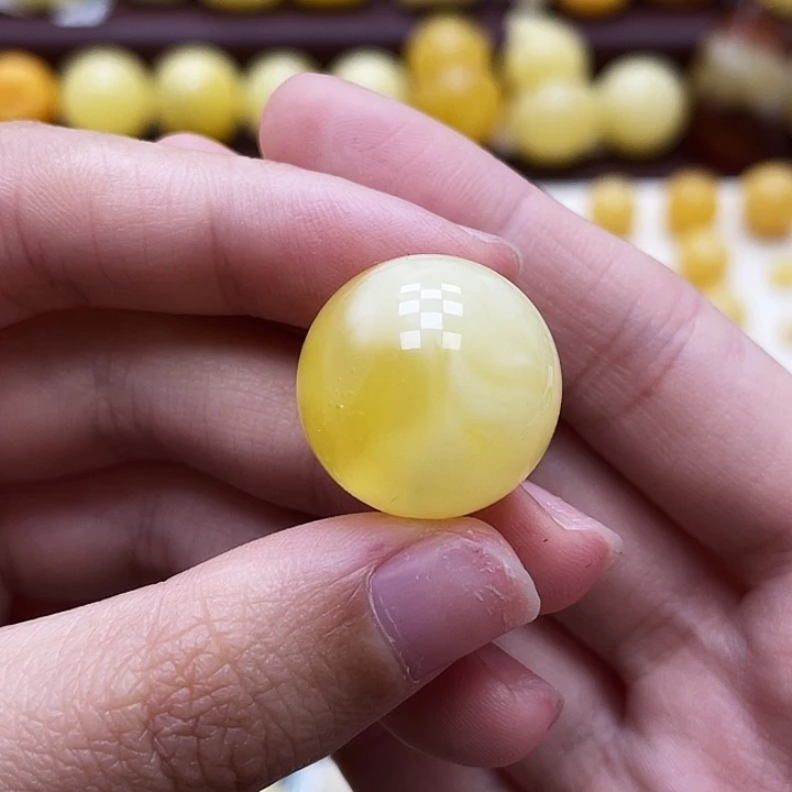 琥珀未镶嵌裸石19.5mm瑕 402