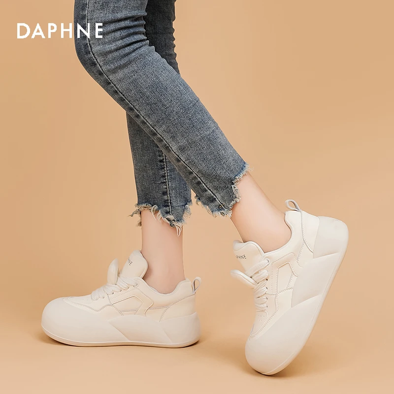 达芙妮时尚百搭软底舒适系带圆头时尚小白鞋女款2025爆款专柜正品