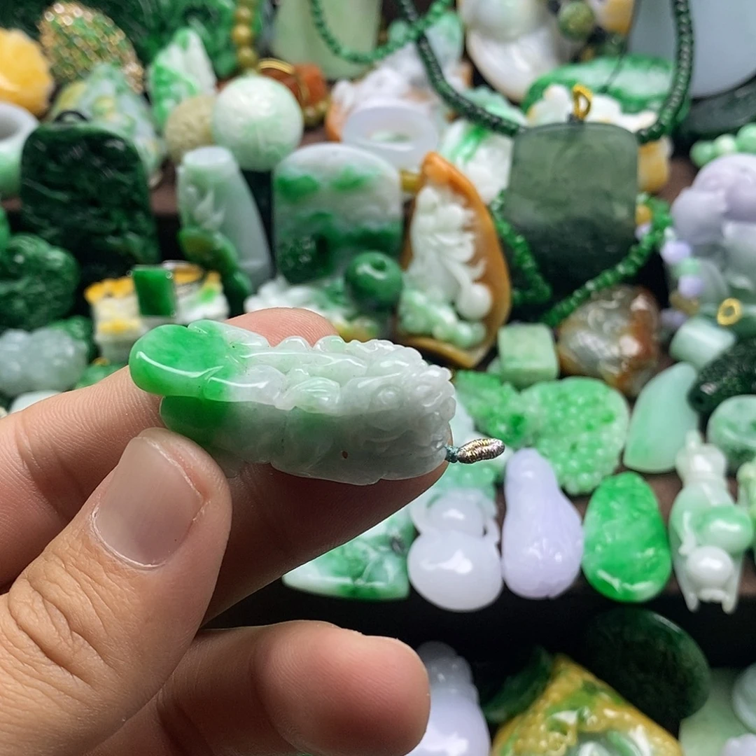 翡翠未镶嵌颈饰貔貅