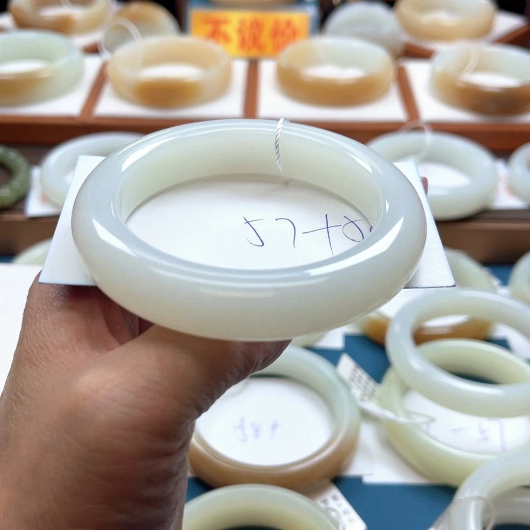 未镶嵌手镯和田玉克*拉
