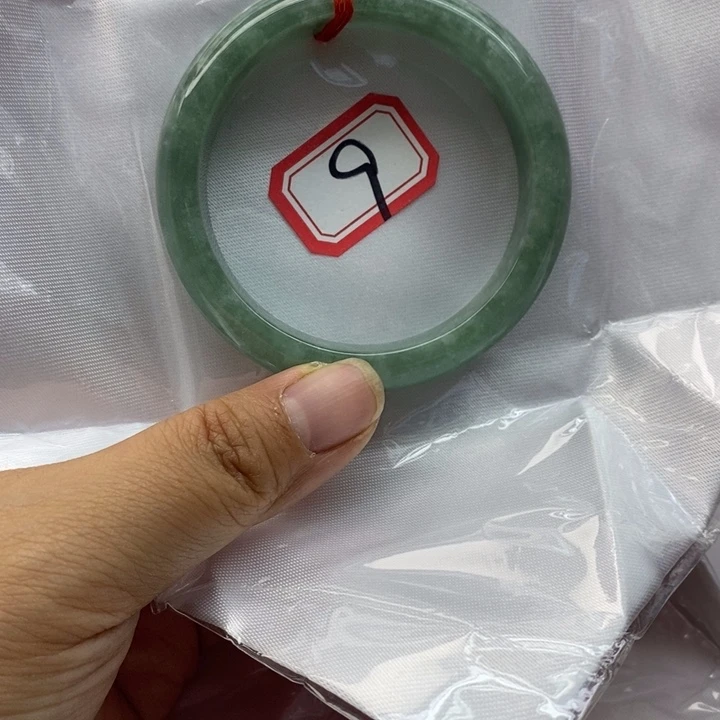 B***'翡翠手镯未镶嵌翡翠