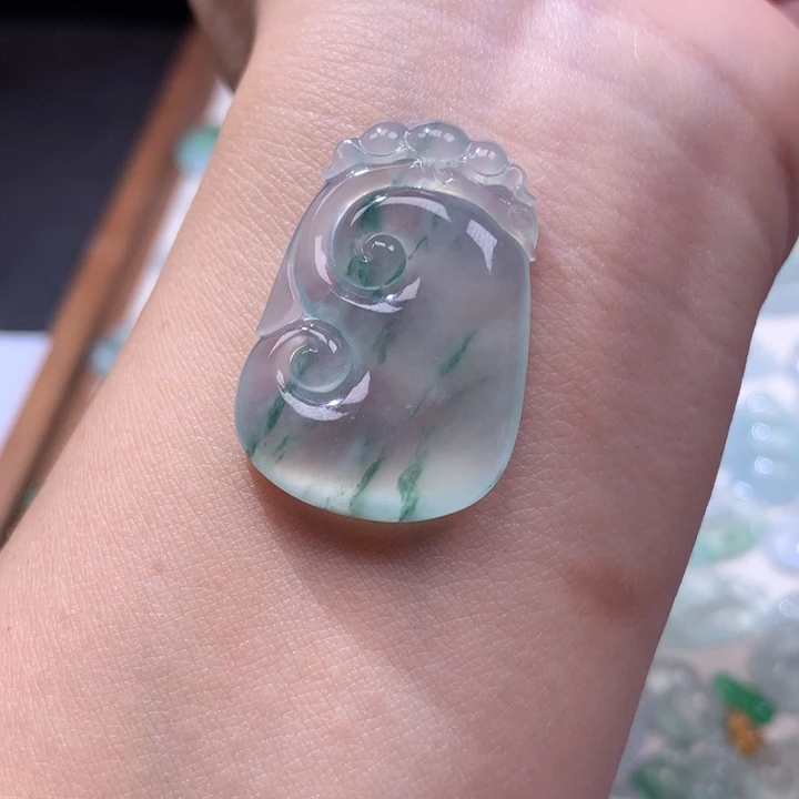 颈饰未镶嵌翡翠冰种飘花大如意