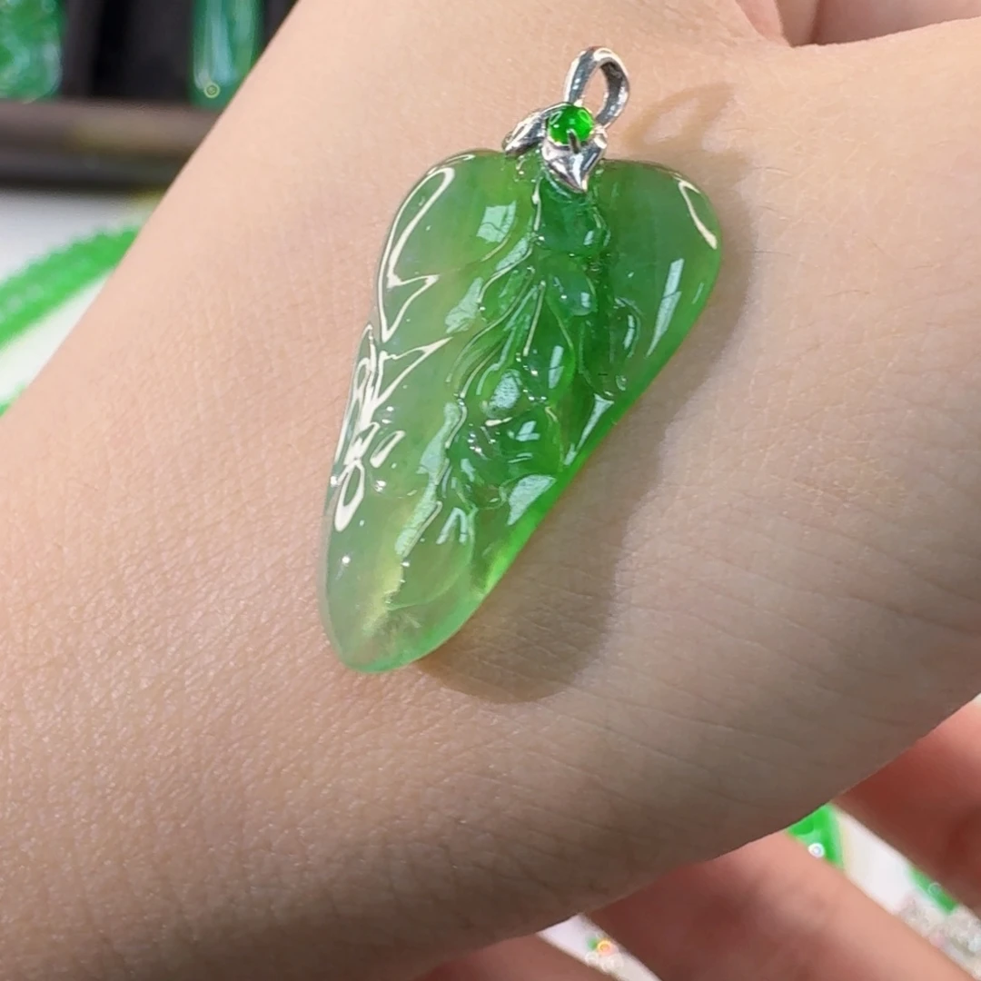 颈饰18K金镶嵌翡翠吊坠