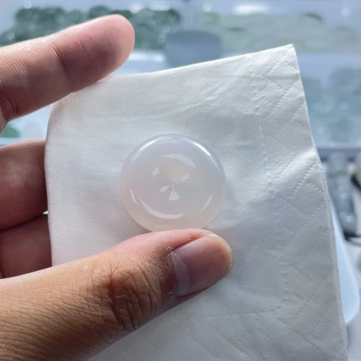 翡翠未镶嵌颈饰平安扣