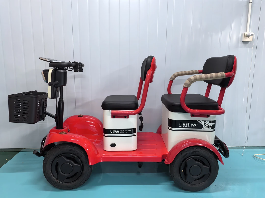 电动四轮车接送孩子日常代步