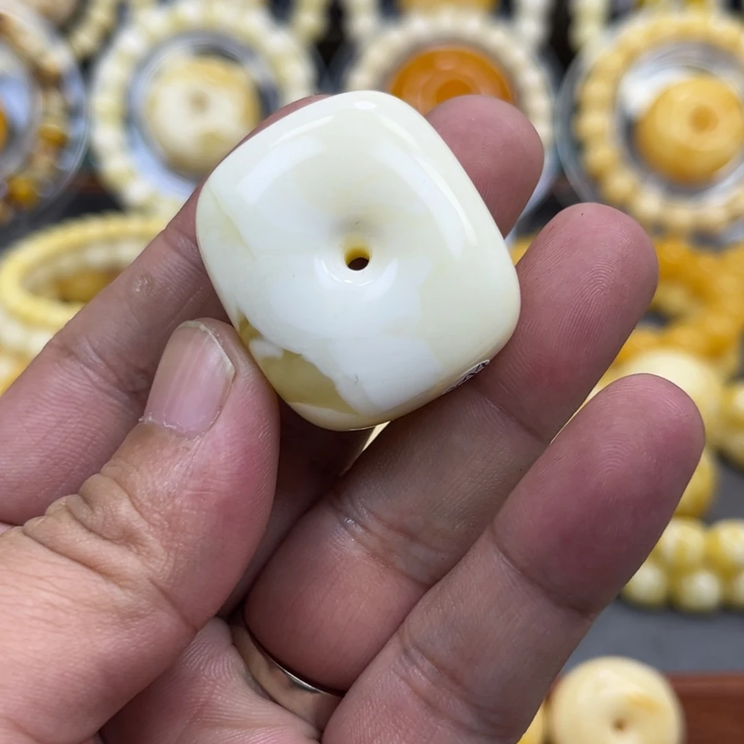 琥珀未镶嵌手串瓷白藏扣