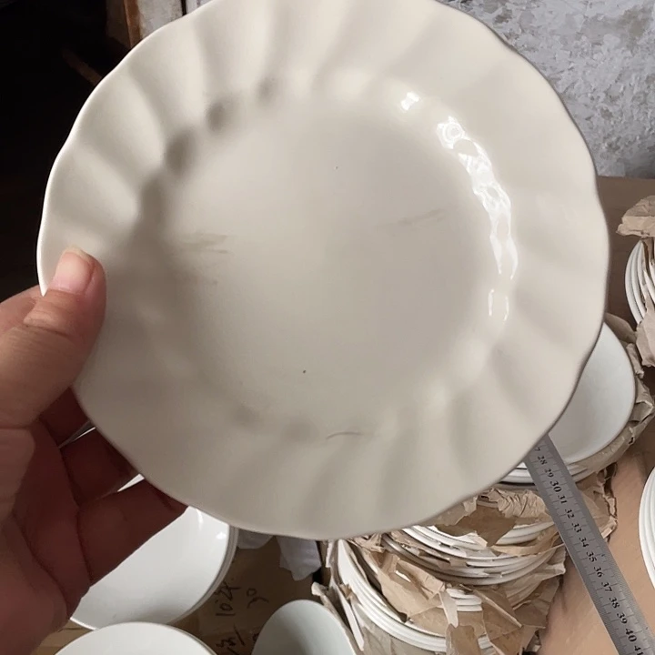 杯人****3瓷片 微瑕浮雕纹小盘一个