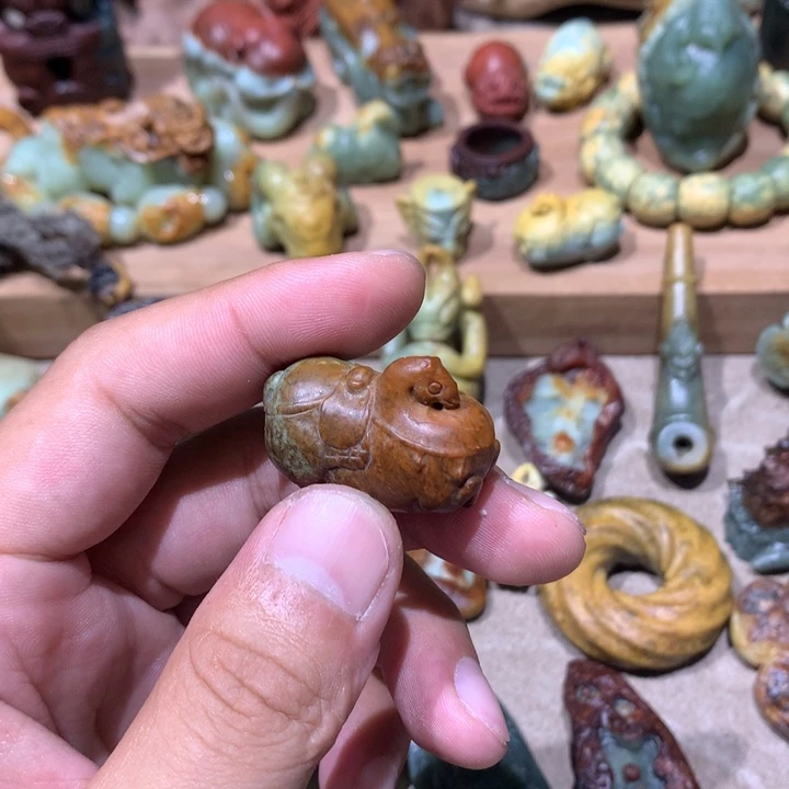 未镶嵌岫岩河磨玉（透闪石质玉）挂件