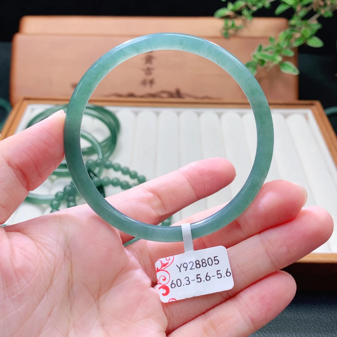 翡翠未镶嵌手镯（圆镯）
