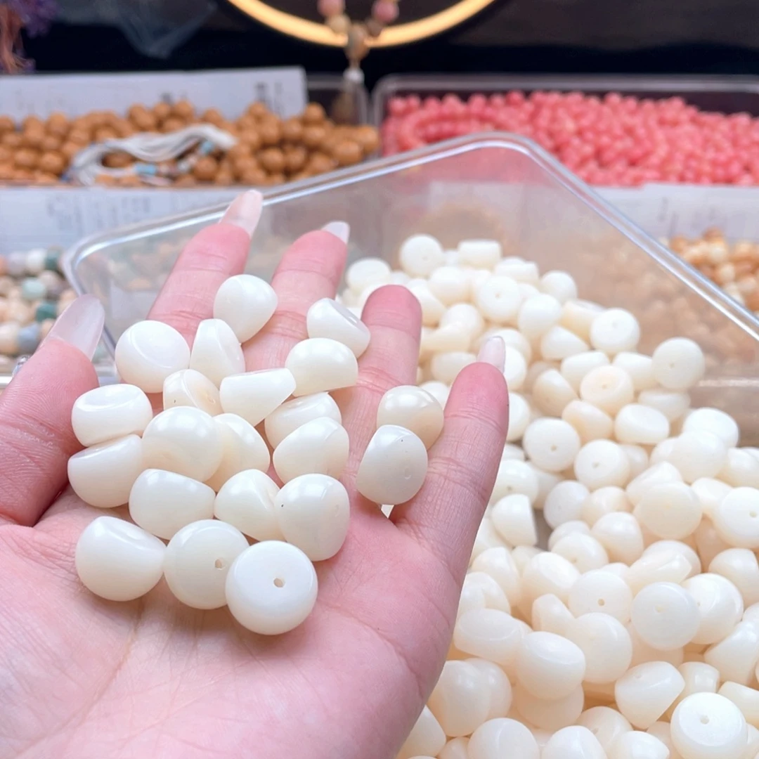 白玉菩提吊坠c14mm30颗。白玉蒜瓣