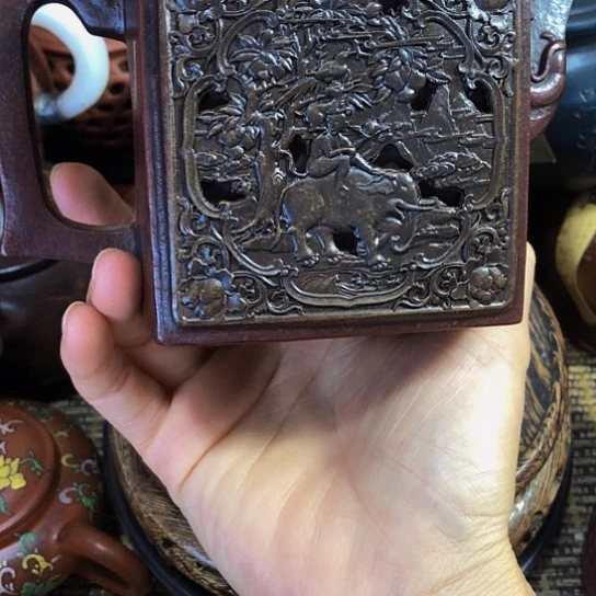茶壶紫砂原矿泥料手工制作的一把紫砂壶。