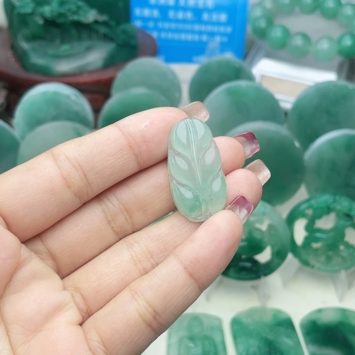 颈饰未镶嵌石英质玉