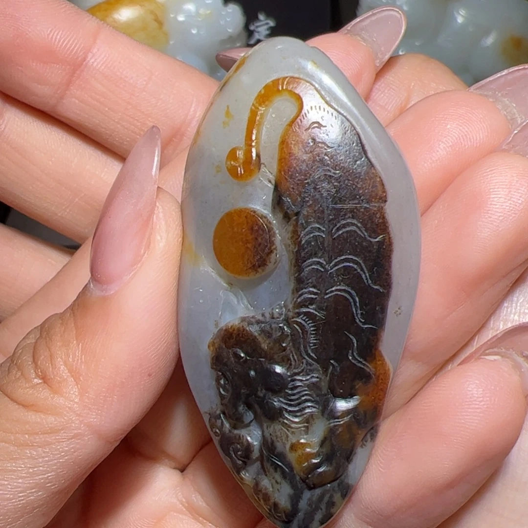 向***狼和田玉未镶嵌颈饰