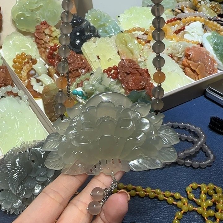 未镶嵌蛇纹石玉吊坠