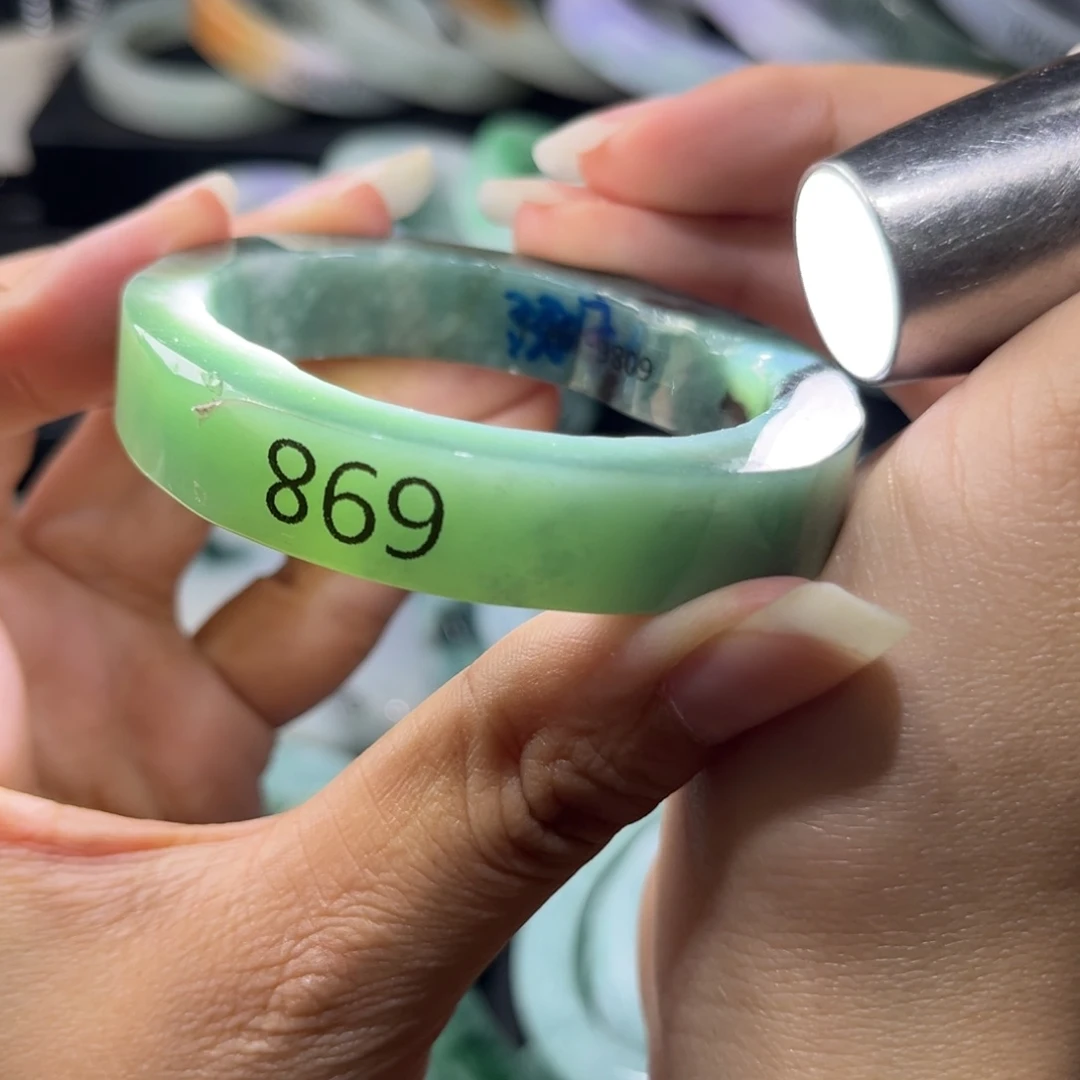 定制翡翠未镶嵌翡翠手镯