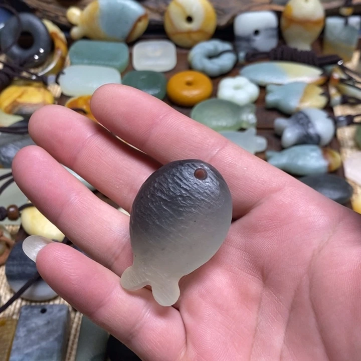 用***2蛇纹石玉未镶嵌颈饰