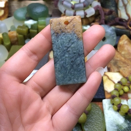 岫玉未镶嵌颈饰岫