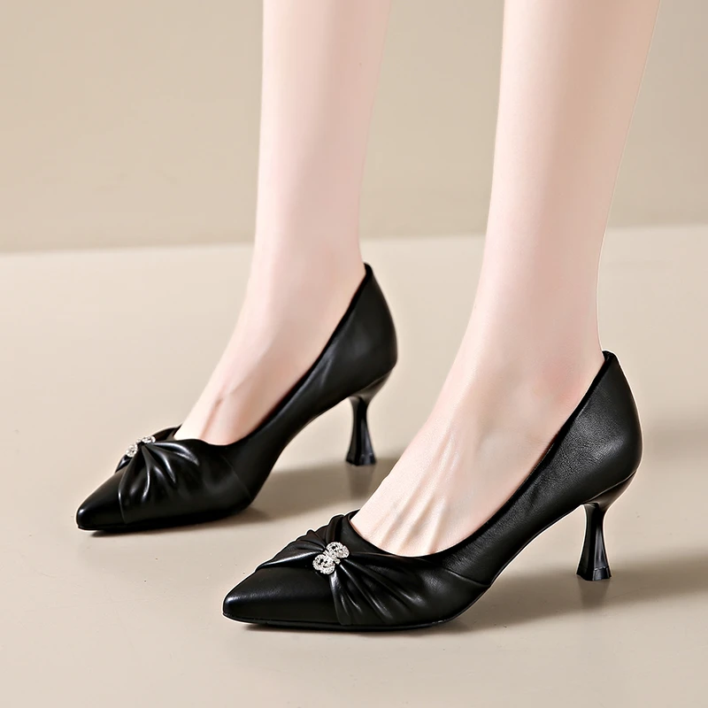 2025春季新款小单鞋女尖头绒面中跟工作鞋米白色洋气百搭高跟鞋