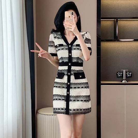 2025夏季法式小香风气质条纹蕾丝V领短款a字裙名媛收腰显瘦连衣裙