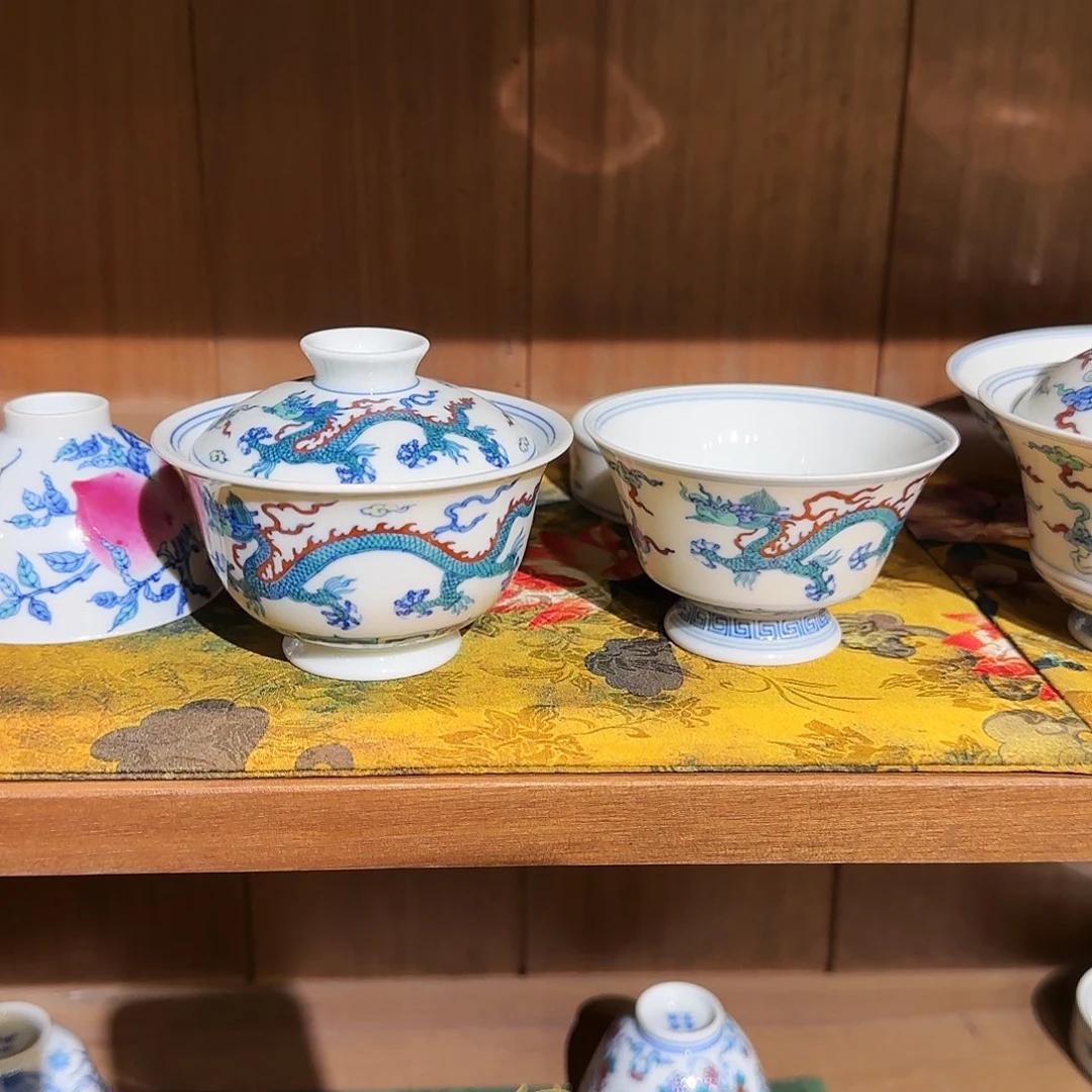 禾***郎明逸堂手绘斗彩龙凤盖碗*杯