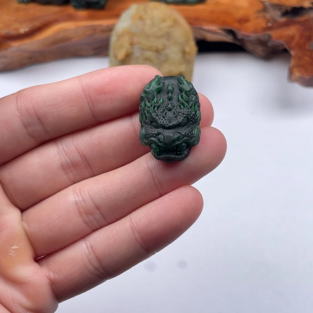 定制翡翠未镶嵌龙