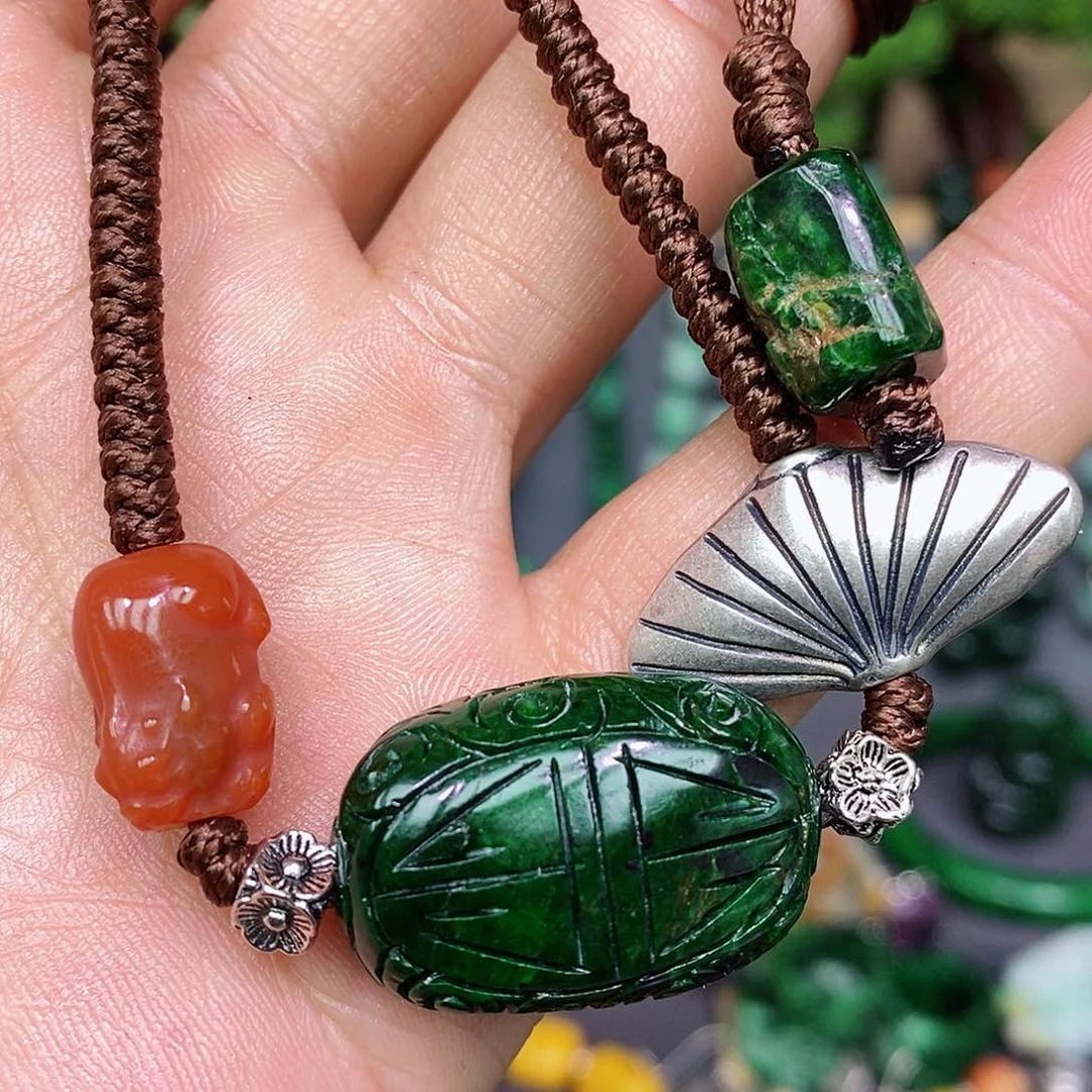 翡翠未镶嵌颈饰漂亮美眉