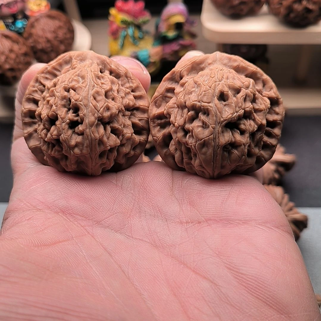 文玩核桃吊坠山地玄武狮子头45尺