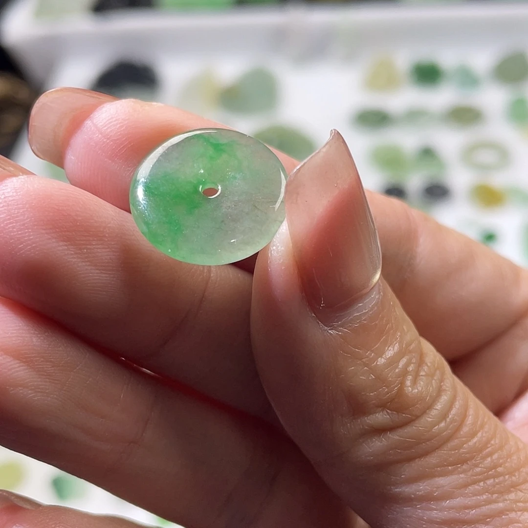 翡翠未镶嵌颈饰平安扣